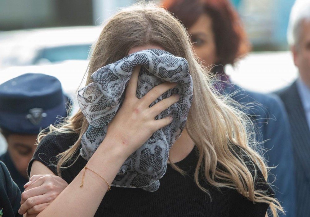 O tânără violată în grup de 12 bărbaţi vrea să-şi facă dreptate, după ce a fost aruncată după gratii